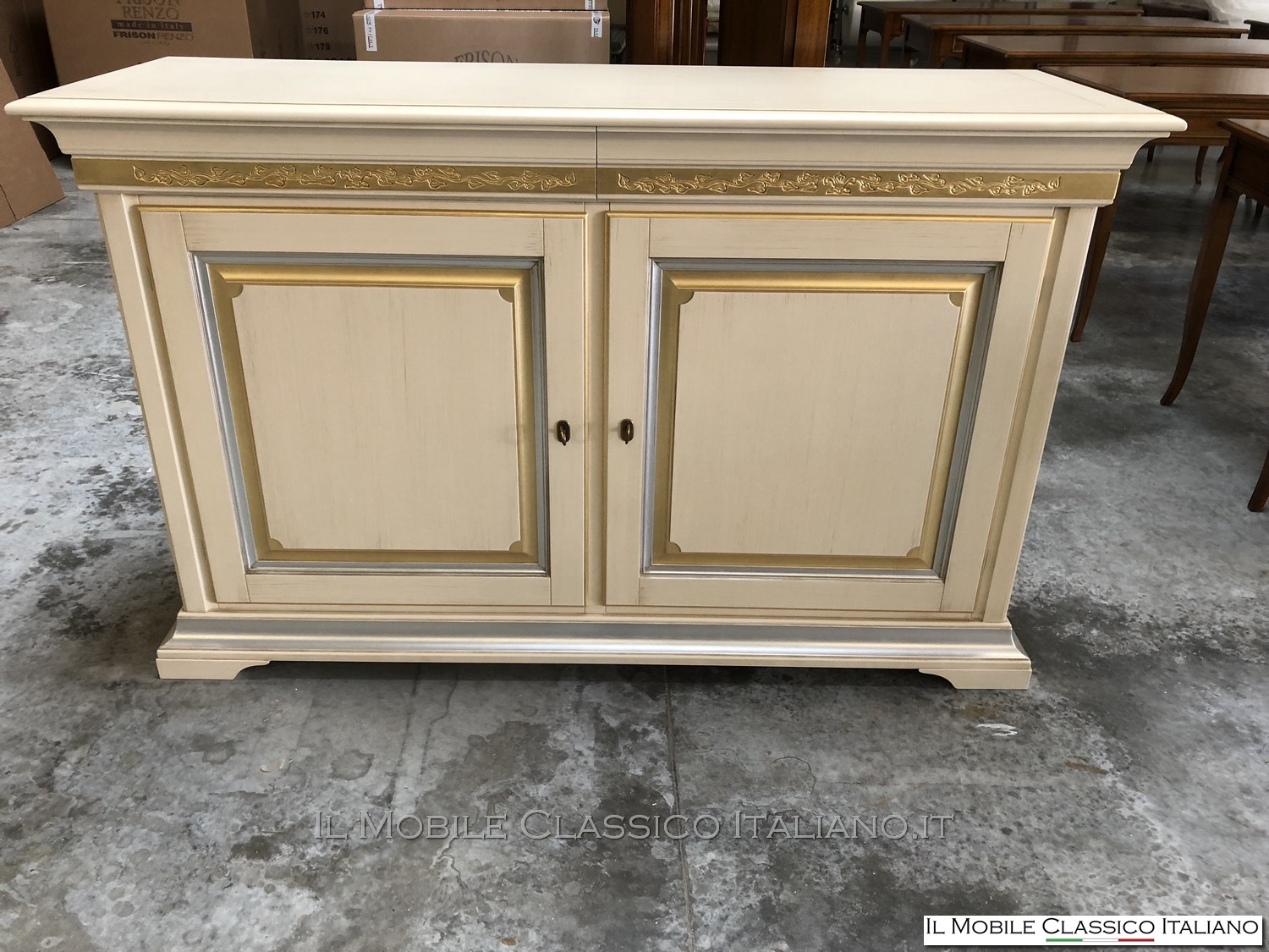 credenza classica elegante con intaglio edera dorato